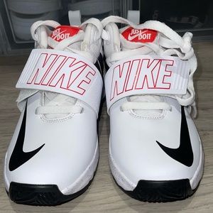 NEW NIKE TEAM HUSTLE D8 SNEAKERS